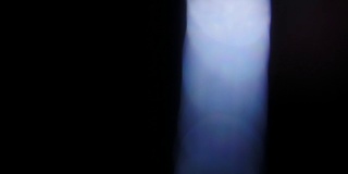 散焦抽象蓝光泄漏在黑色背景上