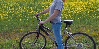 女孩骑着自行车在大自然中