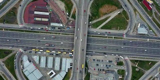空中视频从无人机全高清。位于乌克兰基辅的波兹尼亚基高速公路和汽车和卡车立交桥的交叉路口。拖出运动和无人机逆时针运动。