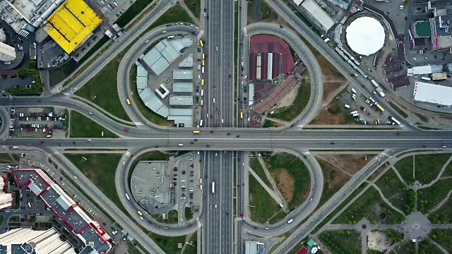 空中视频从无人机全高清。道路交叉处位于乌克兰基辅的地铁波兹尼亚基高速公路和有汽车和卡车的立交桥、立交桥、道路交叉处。Dolly-out运动。