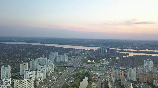 航拍全景视频从无人机到达尼茨的季区，第聂伯河与桥梁在基辅市，乌克兰和第聂伯河右岸在夏季日落。FullHD视频。