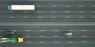空中视频在全高清从无人机直接在公路上高速公路与高速汽车。