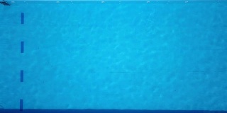 在全高清高清视频中，从无人机的鸟瞰图上的游泳池与蓝色清澈的水的运动。