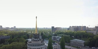 全景视频从无人机到国家展览中心和基辅国立大学T. Shevchenka，基辅Ipodrom，乌克兰基辅。慢动作视图在全高清高清视频