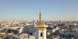 鸟瞰图，全高清无人机全景视频到金色圆顶的圣索菲亚大教堂，涅扎列日诺斯提广场，第聂伯河左岸，乌克兰基辅。
