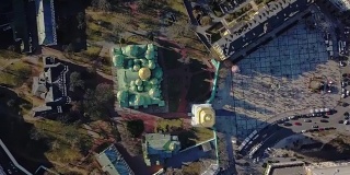 鸟瞰，全景视频从无人机在全高清到圣索菲亚大教堂基辅，乌克兰。复活节那天广场上的人们。拖出运动和无人机逆时针运动。