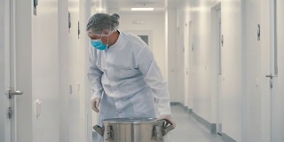 化学家在金属桶中携带灭菌仪器