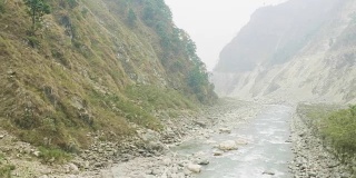 尼泊尔山脉之间的河流。Manaslu电路长途跋涉。