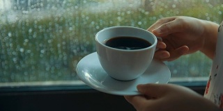 下雨天喝咖啡