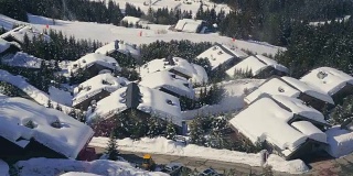 从滑雪缆车到山上小屋被雪覆盖的屋顶的景色