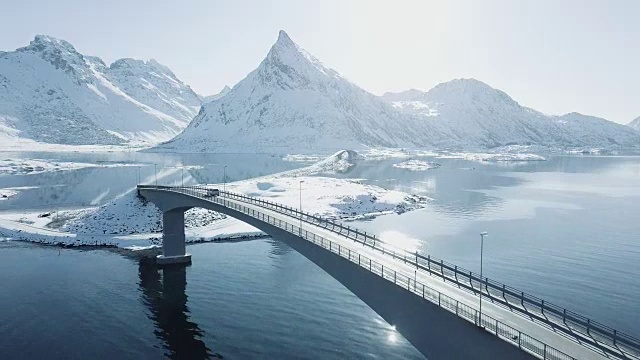 令人惊叹的罗浮敦群岛冬季风景与汽车通过一座桥