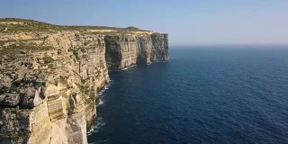 风景鸟瞰图戏剧性的高悬崖与美丽的海景。无人机俯视图拍摄的危险石崖附近的大海。马耳他、Gozo