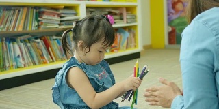 亚洲小女孩在图书馆学习
