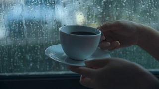 下雨天喝咖啡视频素材模板下载