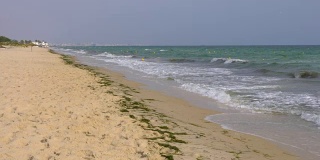 沙滩上的海浪背景。在海岸上溅起的水波