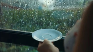 下雨天靠窗喝咖啡的女人视频素材模板下载