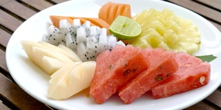 大量的水果在白色盘子健康的食物风格