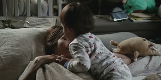 妈妈和宝宝在床上接吻