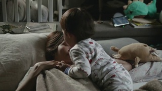 妈妈和宝宝在床上接吻视频素材模板下载