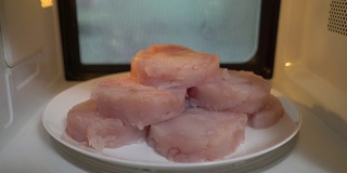 用微波炉解冻食物。用微波炉加热冷冻生鱼肉