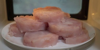 用微波炉解冻食物。用微波炉加热冷冻生鱼肉