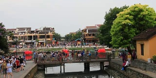 在中国古城的一条河上划船