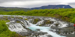 4k时间间隔的电影移动的云和Bruarfoss瀑布在冰岛的夏天