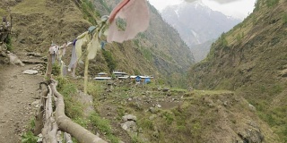 尼泊尔山区之间的一个村庄。Manaslu电路长途跋涉。