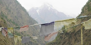 尼泊尔山区的彩旗。Manaslu区域。