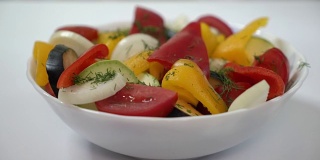 温暖的蔬菜沙拉。餐桌上有一碗混合的新鲜蔬菜。