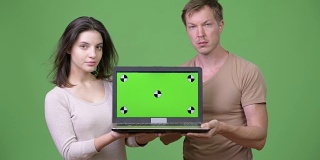 年轻夫妇一起展示笔记本电脑