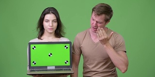 年轻夫妇展示笔记本电脑和得到坏消息在一起