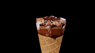 巧克力和香草冰淇淋旋转在黑色的背景视频素材模板下载