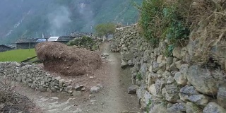 尼泊尔的高山村Prok。马纳斯卢电路徒步区。