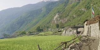 Prok尼泊尔村庄。Manaslu电路长途跋涉。