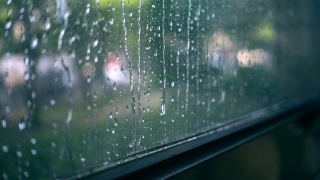 雨水滴在玻璃窗上视频素材模板下载