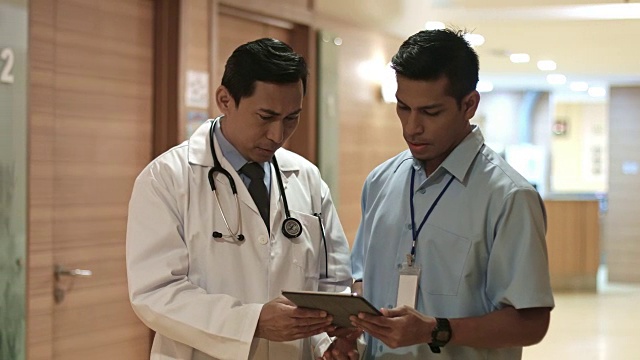 医生与同事在医院走廊开会的实时视频