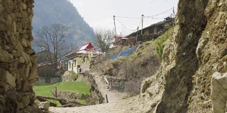 拱门到尼泊尔村庄Lho。Manaslu电路长途跋涉。