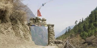 拱门到尼泊尔村庄Lho。Manaslu电路长途跋涉。