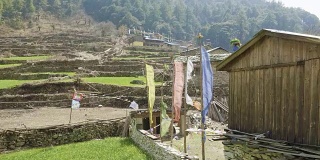 尼泊尔罗村的彩旗。Manaslu电路长途跋涉。