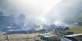 尼泊尔罗村的早晨。Manaslu电路长途跋涉。