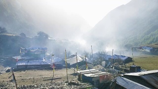 尼泊尔罗村的早晨。Manaslu电路长途跋涉。视频素材模板下载
