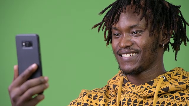 年轻快乐的非洲人使用电话