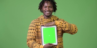 年轻快乐英俊的非洲男子展示数字平板电脑
