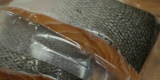新鲜鲑鱼片密封包装真空袋。