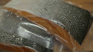 新鲜鲑鱼片密封包装真空袋。视频素材模板下载