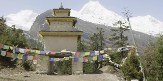 入口呈圆弧状的尼泊尔村。