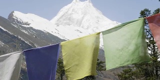 尼泊尔山区的彩旗。Manaslu区域。