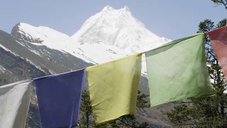 尼泊尔山区的彩旗。Manaslu区域。视频素材模板下载