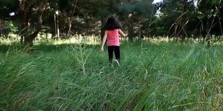 慢跑-可爱的小女孩在跑步